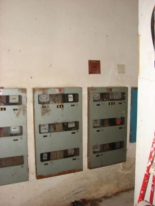 Los contadores elctricos antes de la obra y el espacio bajo escaleras a modificar.
