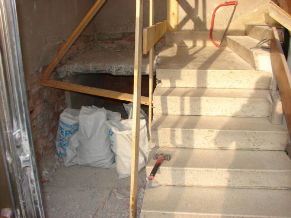 Demolicin parcial de las escaleras, para que los vecinos puedan utilizar una zona mientras preparamos la otra