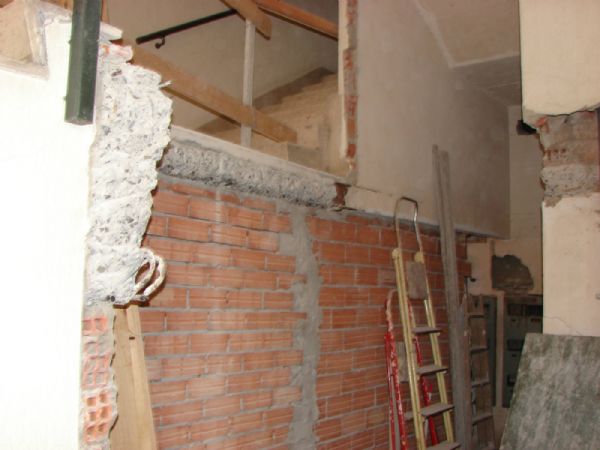 Demolicin de forjados y tabicado de bajo escalera, para crear el nuevo cuarto de contadores y ampliar el portal
