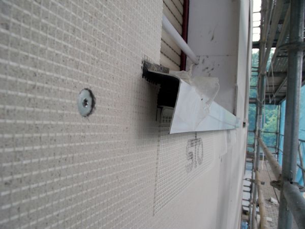 Detalle de un alfeizar, en la fachada ventilada, donde se observa; la cinta de juntas en la unin con el aluminio y el hueco para ventilacin bajo el alfeizar.