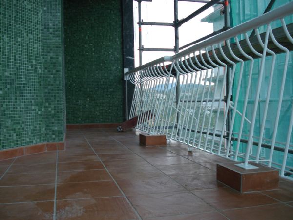 Se han impermeabilizado con tela asfltica los suelos de los balcones. En la imagen se puede apreciar como se han realizado unos dados para que los anclajes de las barandillas no perforen la impermeabilizacin.