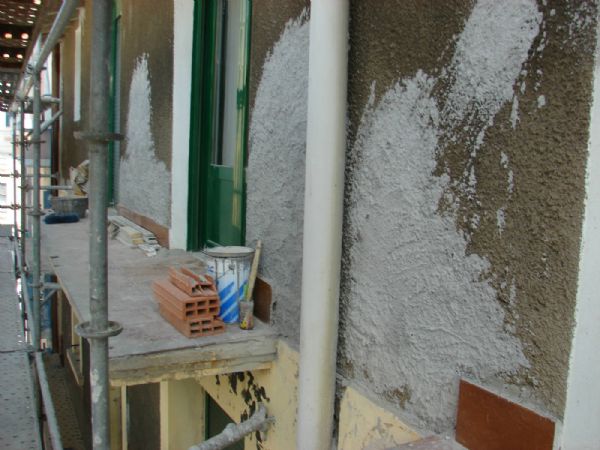primero se limpi la fachada con chorro de agua a presin y despus se procedi a la reparacin puntual de raseos, tirolesa y hormign