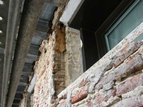 una vez picado el raseo nos hemos encontrado que en el ltimo piso haba un entramado de madera muy deteriorado