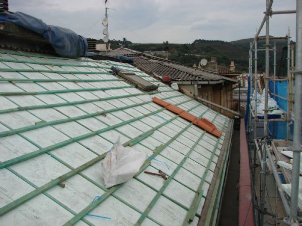 Una vez demolida la teja de fibrocemento con amianto se coloc rastrelado vertical, aislamiento, rastrelado horizontal y la teja