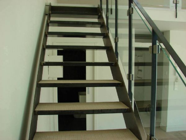 Detalle de la escalera realizada en hierro, con los escalones rellenos con el mismo parquet que se coloc en el resto del suelo