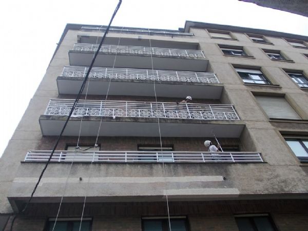 Tcnicas de alpinismo acceden a los balcones, donde trabajan