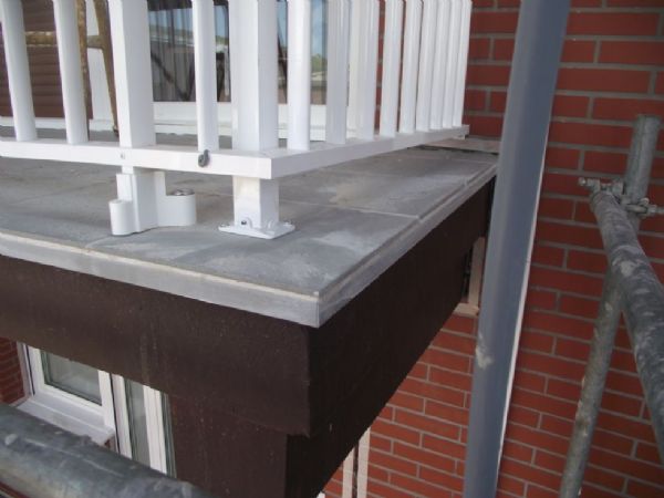 Los suelos de balcones, alicatados y con gotern