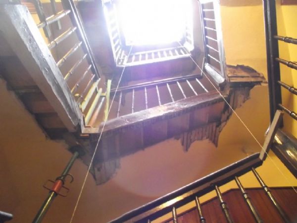 Recorte de escaleras para ampliar el hueco para ascensor, desplazando los barandados existentes (que se retirarn ms adelante)