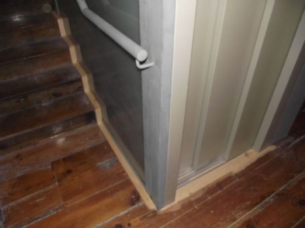 Colocacin de tapeta de madera para tapar el hueco enla escalera y el cierre
