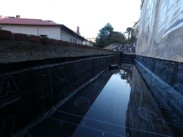 9 una vez colocada la primera capa de tela, haciendo prueba de agua