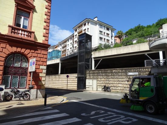 1 ascensor, detrs el ayuntamiento