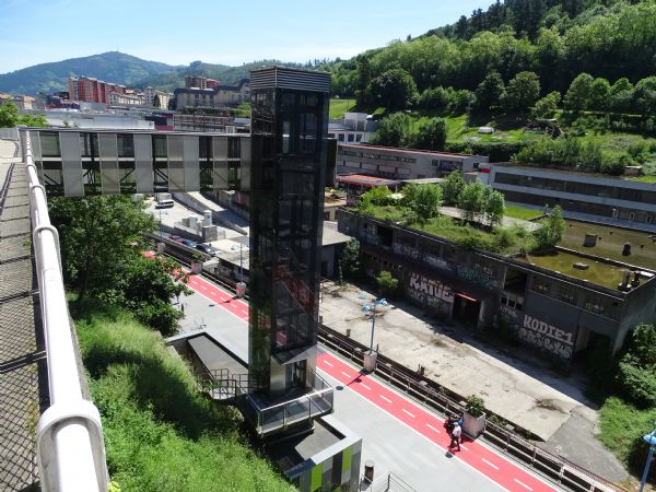 1 ascensor entre las calles Amaa y Tiburzio Anitua